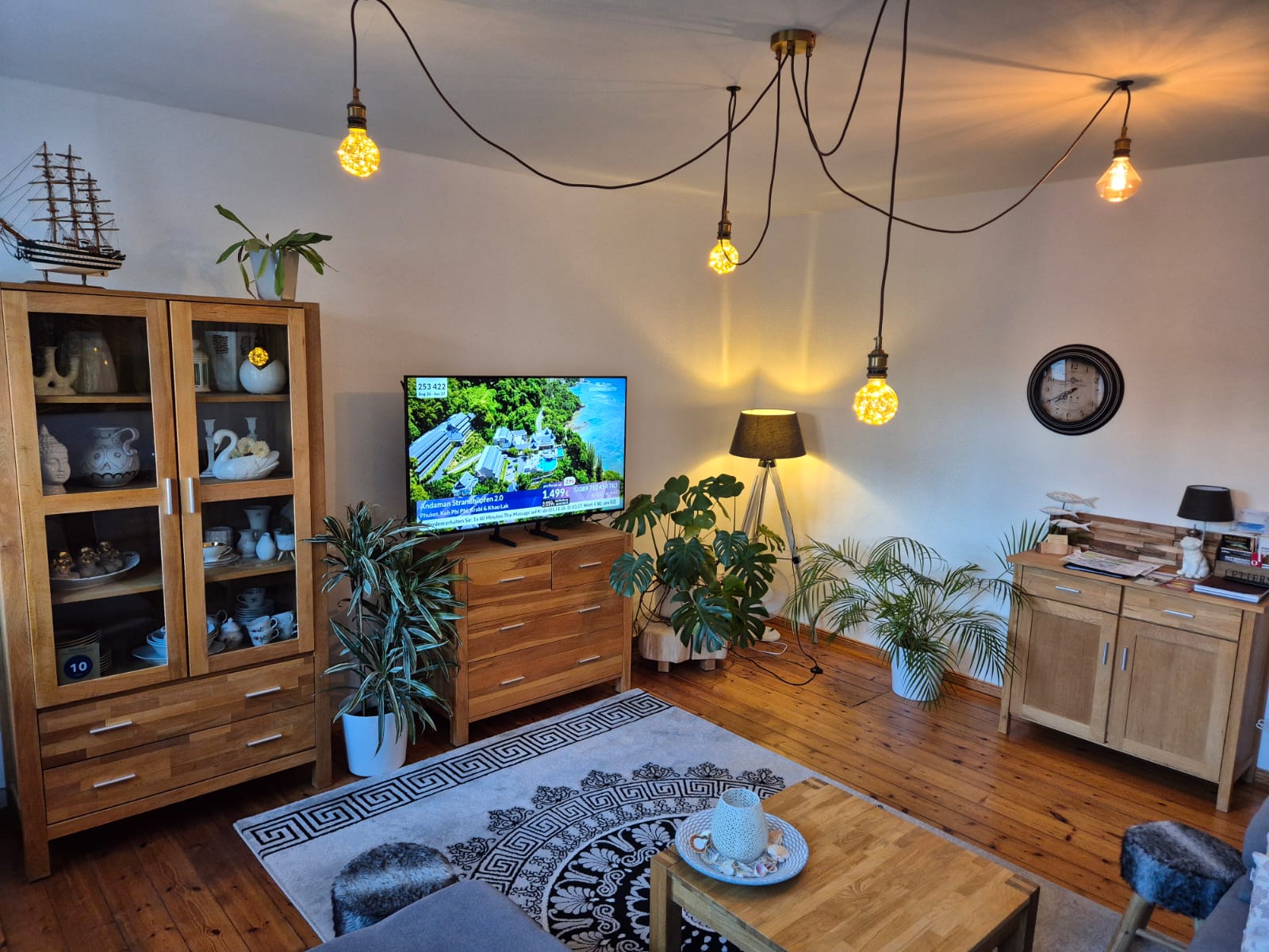 Wohnzimmer mit TV und Vitrine