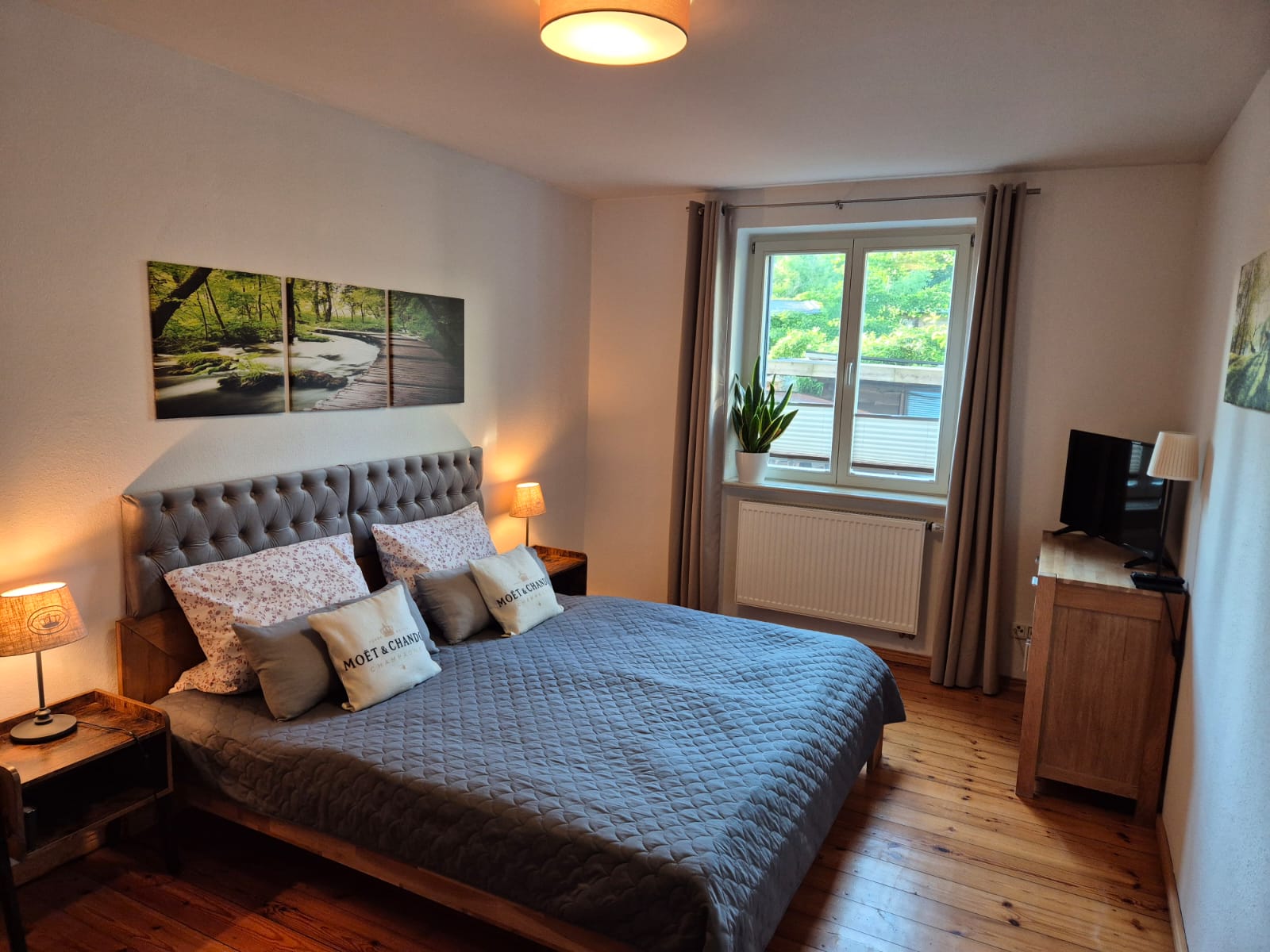 Schlafzimmer der Altstadt-Ferienwohnung mit großem Doppelbett