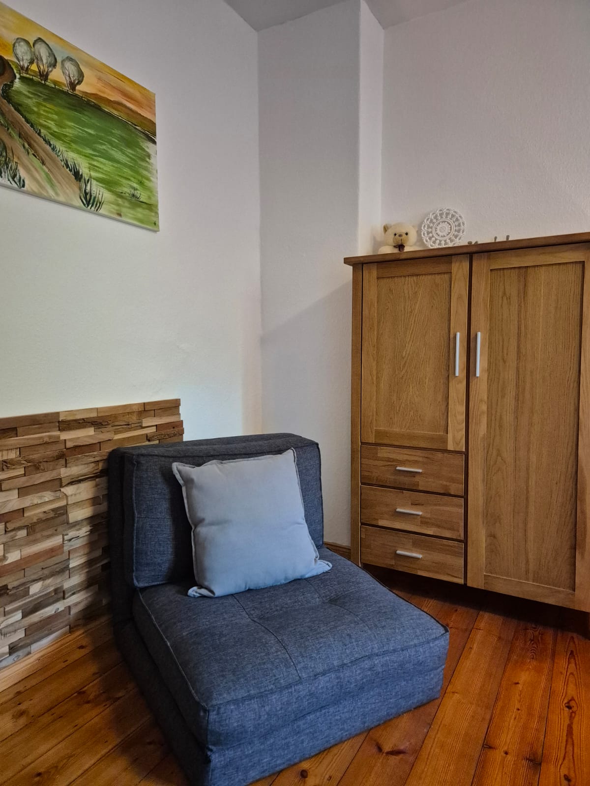 Schlafsessel und Kleiderschrank