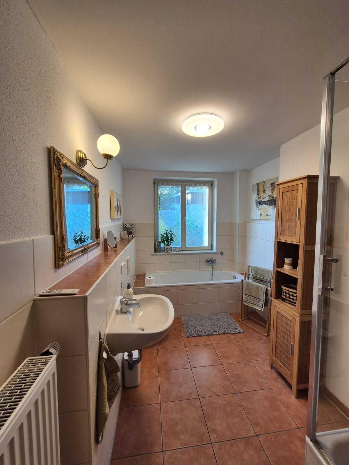 Modernes Badezimmer